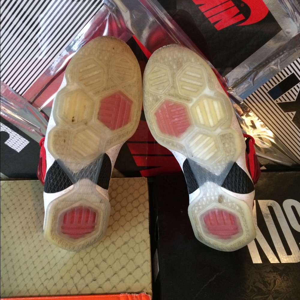 Lebron 13 - Picture 4 of 5